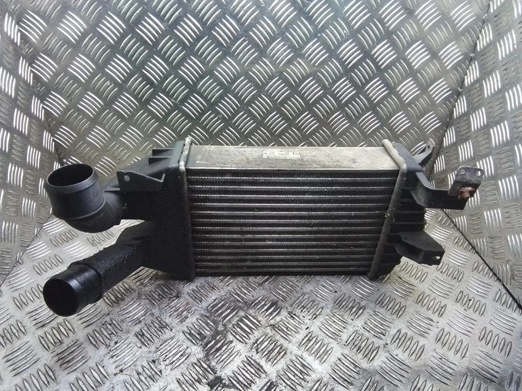 Vahejahuti radiaator – Opel Zafira B (2005-2014)