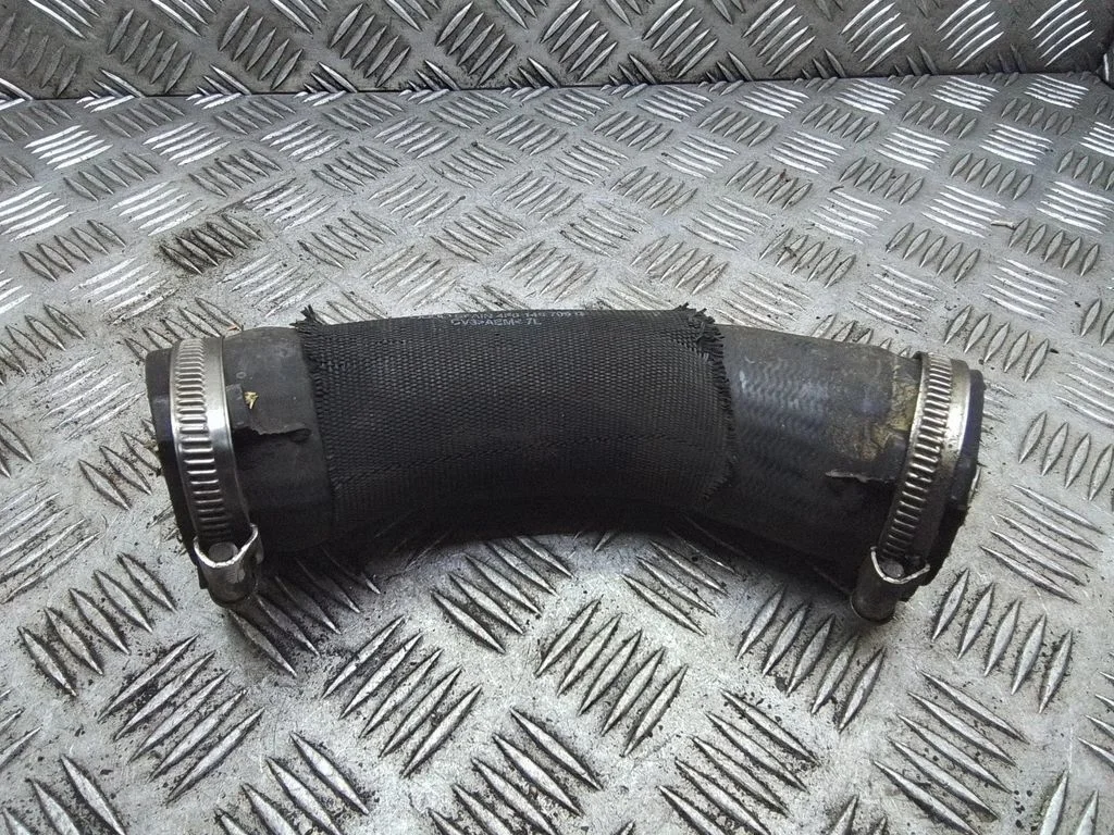 Vahejahuti voolik (-ud)/ toru (-d) 4F0145709G