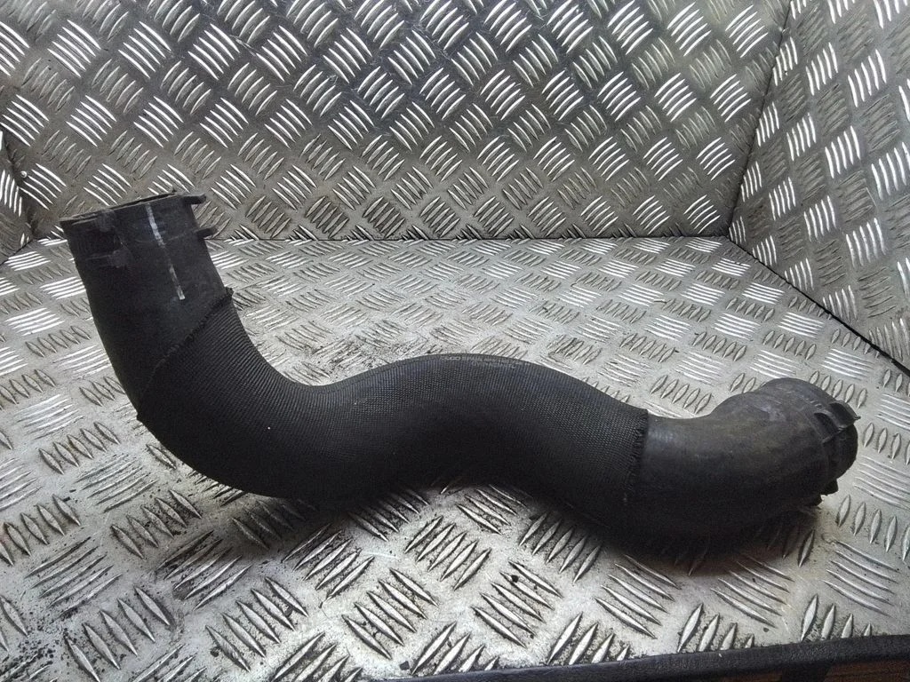 Vahejahuti voolik (-ud)/ toru (-d) 4F0145738N