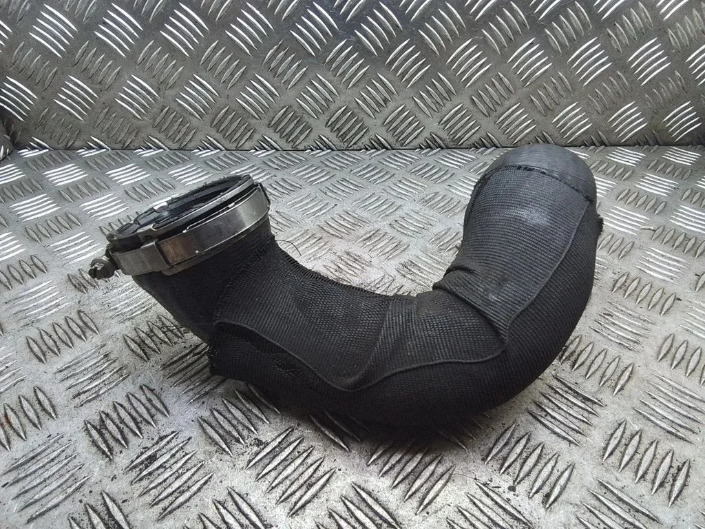 Vahejahuti voolik (-ud)/ toru (-d) 4F0145737G