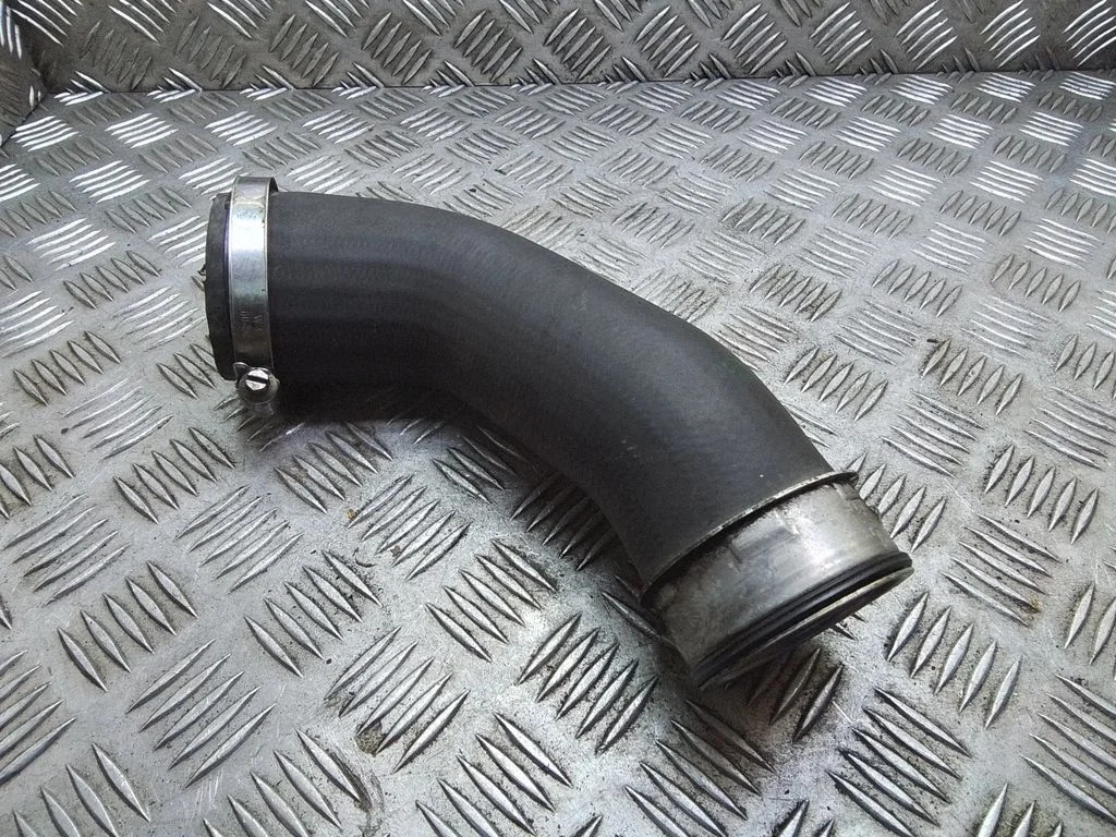 Vahejahuti voolik (-ud)/ toru (-d) 7E0145941