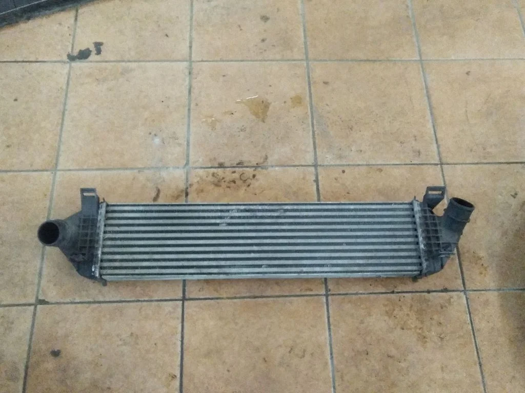 Vahejahuti radiaator