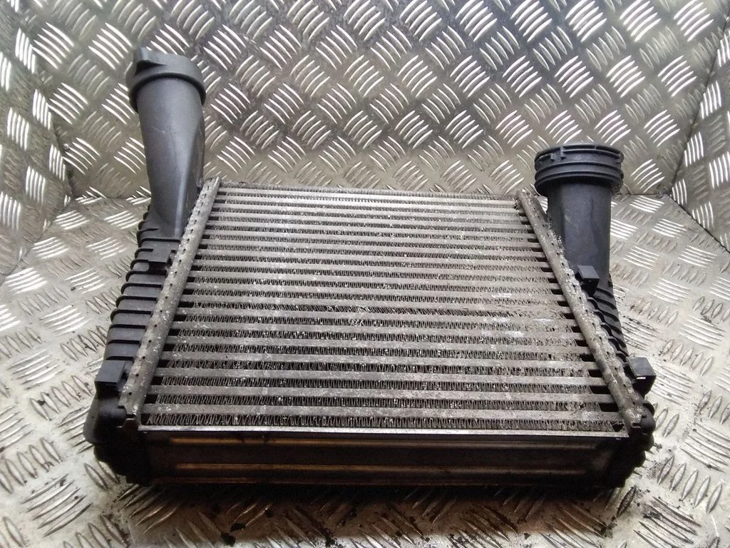Starpdzesētāja (interkūlera) radiators 7L0145803A