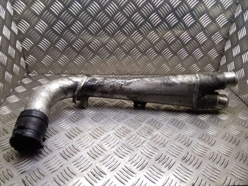 Vahejahuti voolik (-ud)/ toru (-d) – Volkswagen Touareg I (2002-2010)