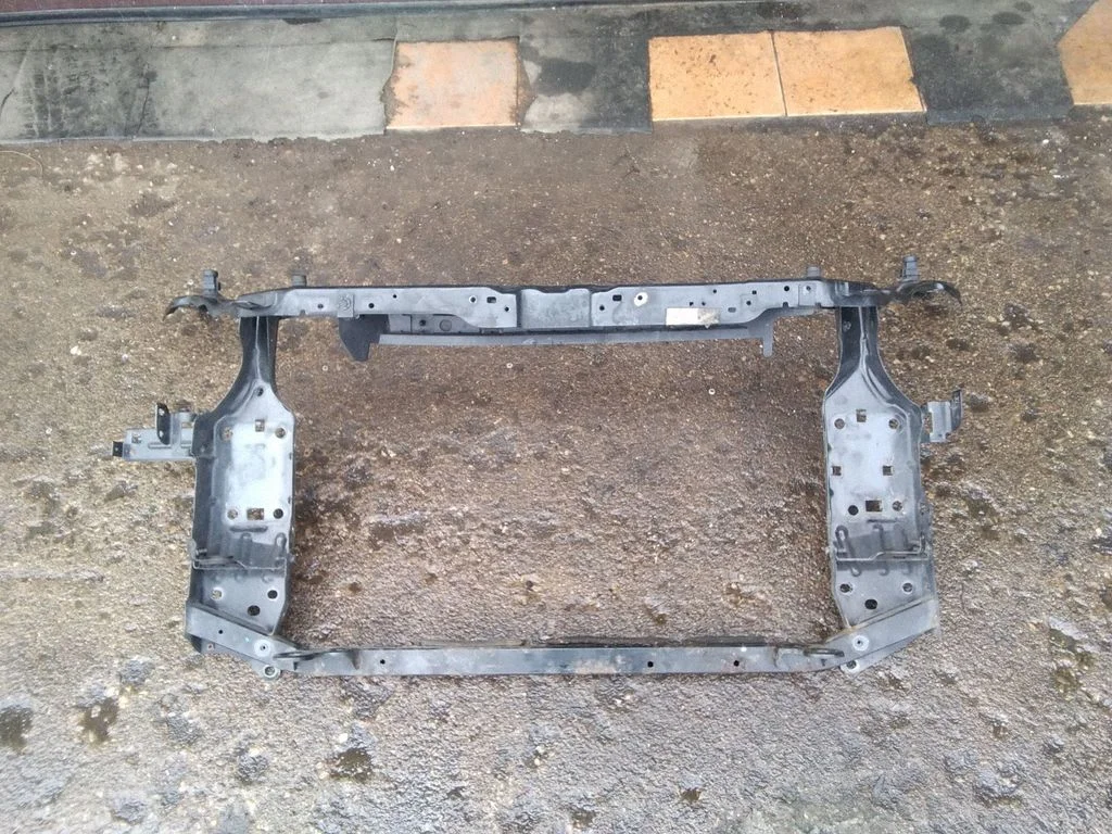 Radiaatori tugipaneel – Nissan Qashqai+2 (2010-2014)