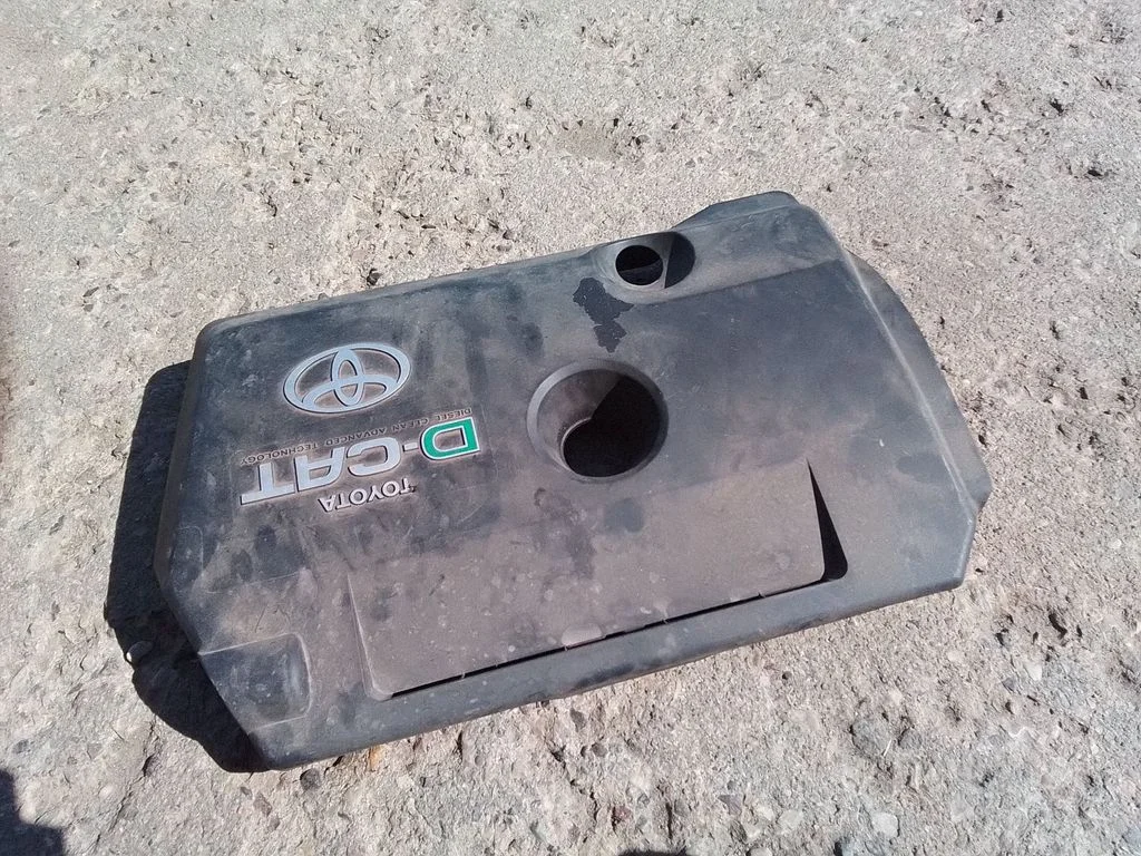 Engine cover (trim) – Toyota Avensis T250 (2006-2009)