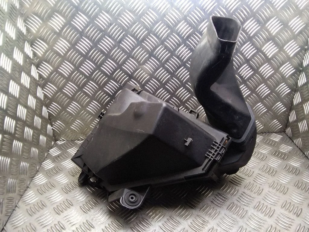 Air filter box – BMW 1 Series E81 E87 (2004-2011)