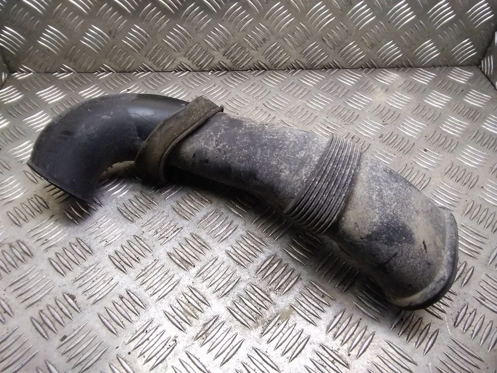 Air intake duct part – Volkswagen Touareg I (2002-2010)