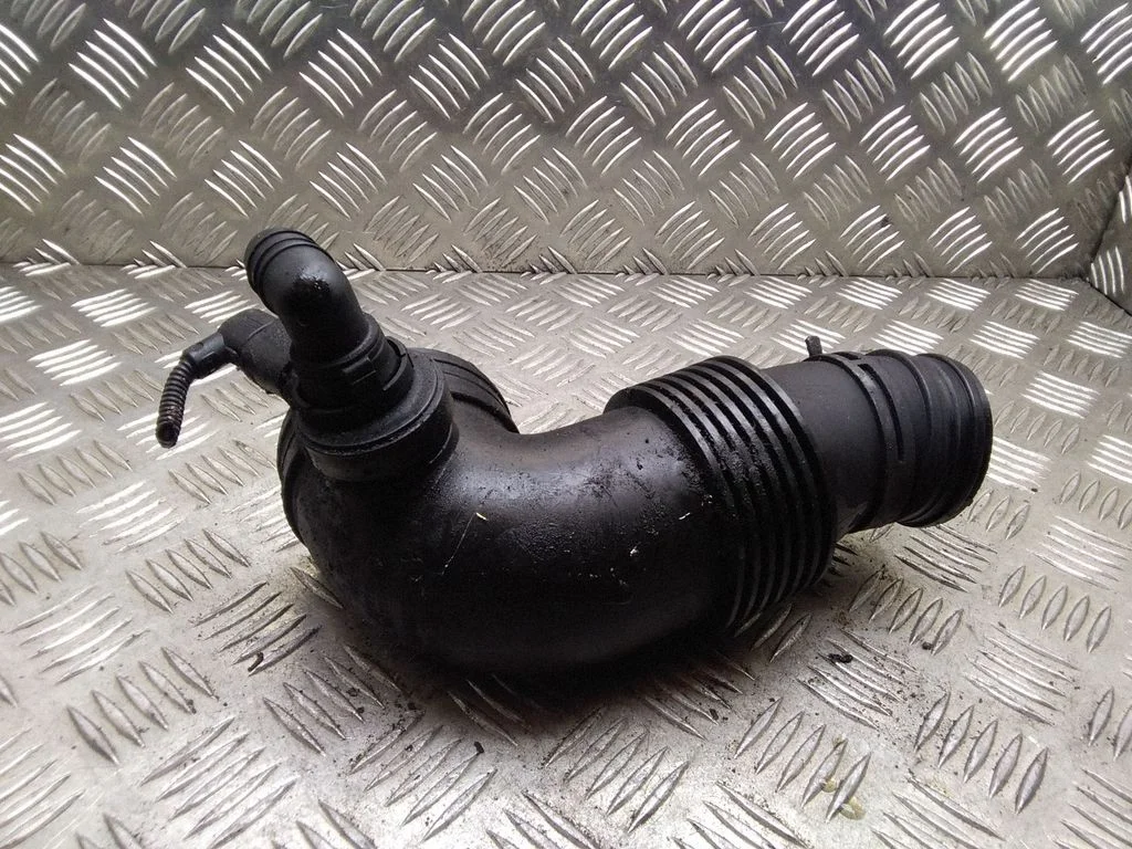 Air intake duct part – Volkswagen Touareg I (2002-2010)