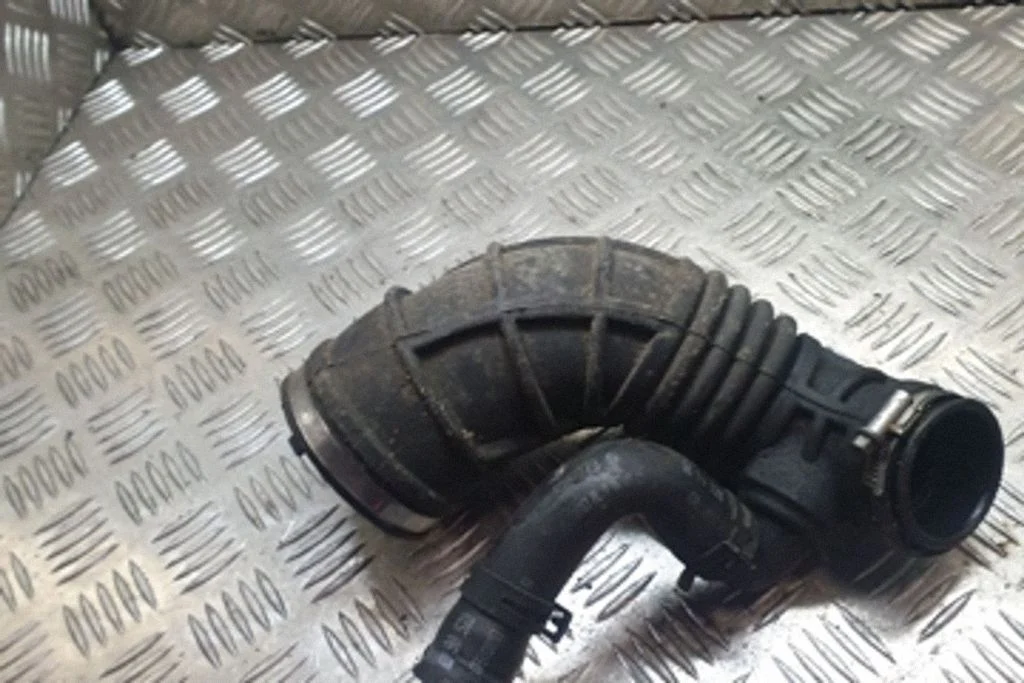 Air intake duct part – Opel Vectra C (2005-2009)