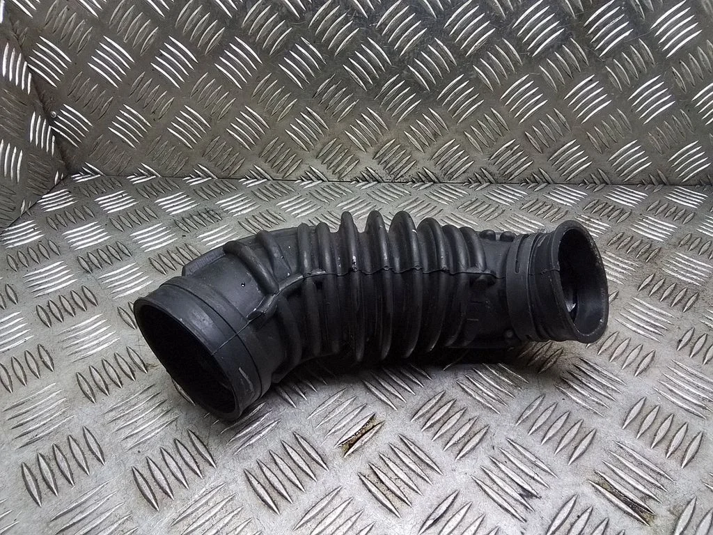 Gaisa caurule uz turbīnu 8E0133356D