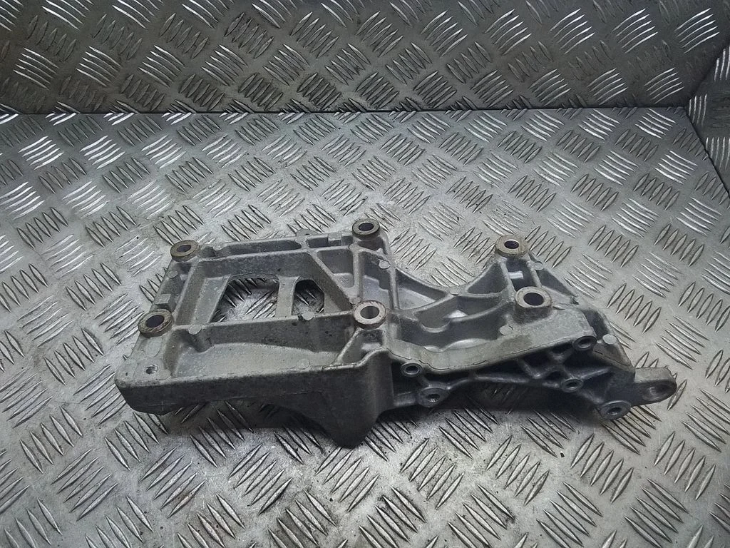 Ģeneratora kronšteins 06F903143E