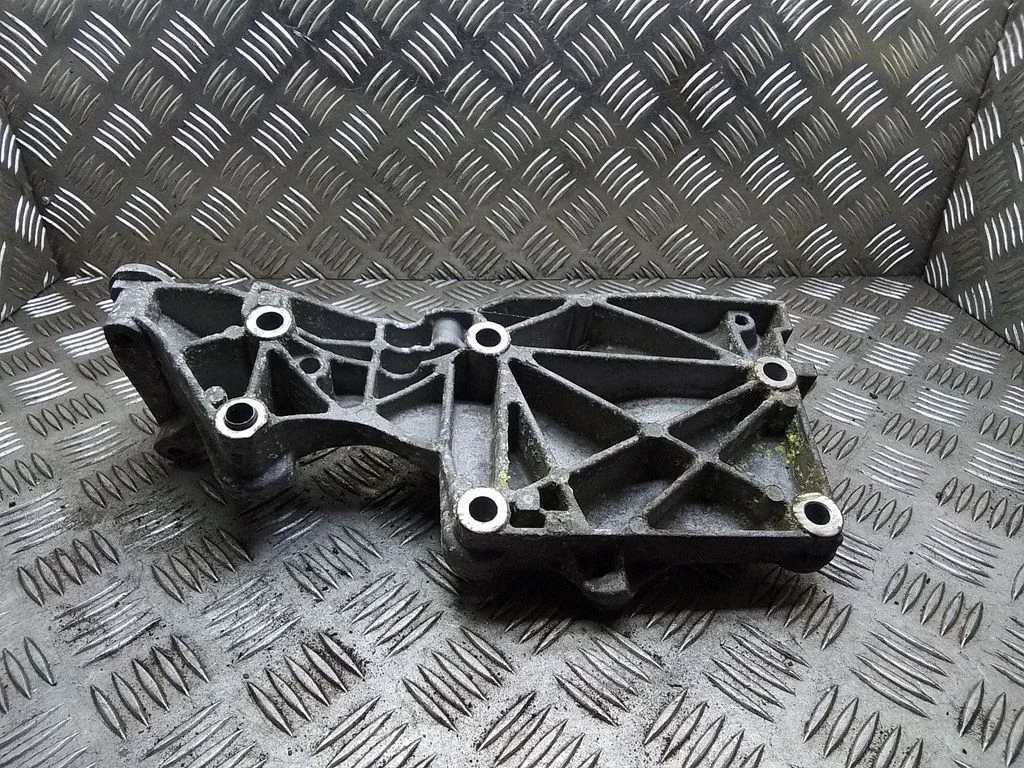 Generator/alternator bracket – Volkswagen Golf Plus (2005-2013)