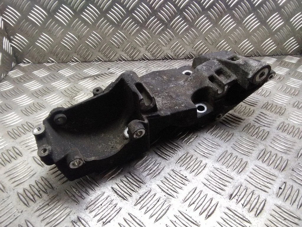 Generator/alternator bracket – Renault Trafic II (X83) (2001-2014)