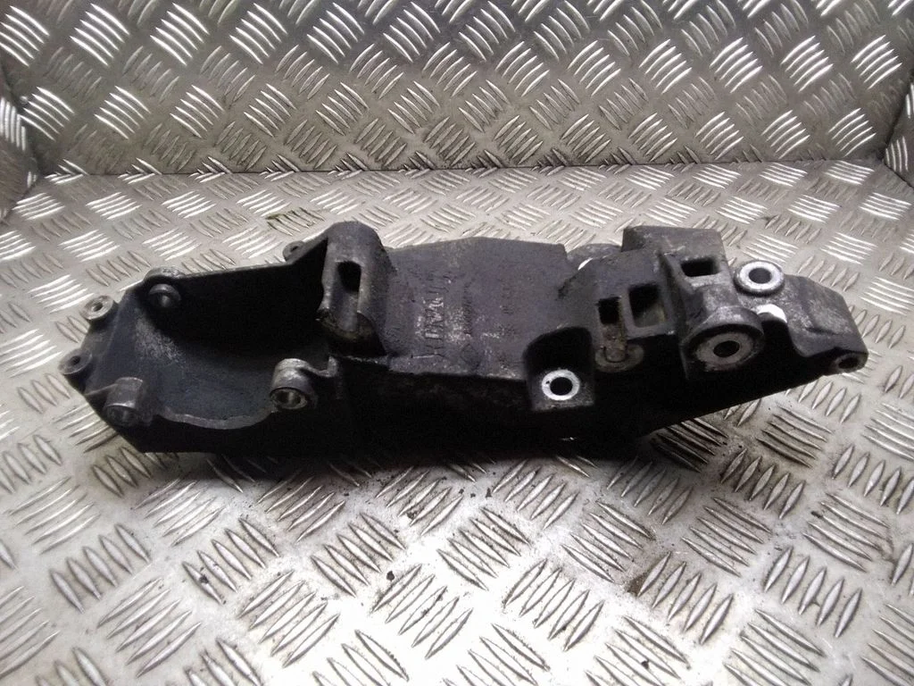 Generator/alternator bracket – Renault Trafic II (X83) (2001-2014)