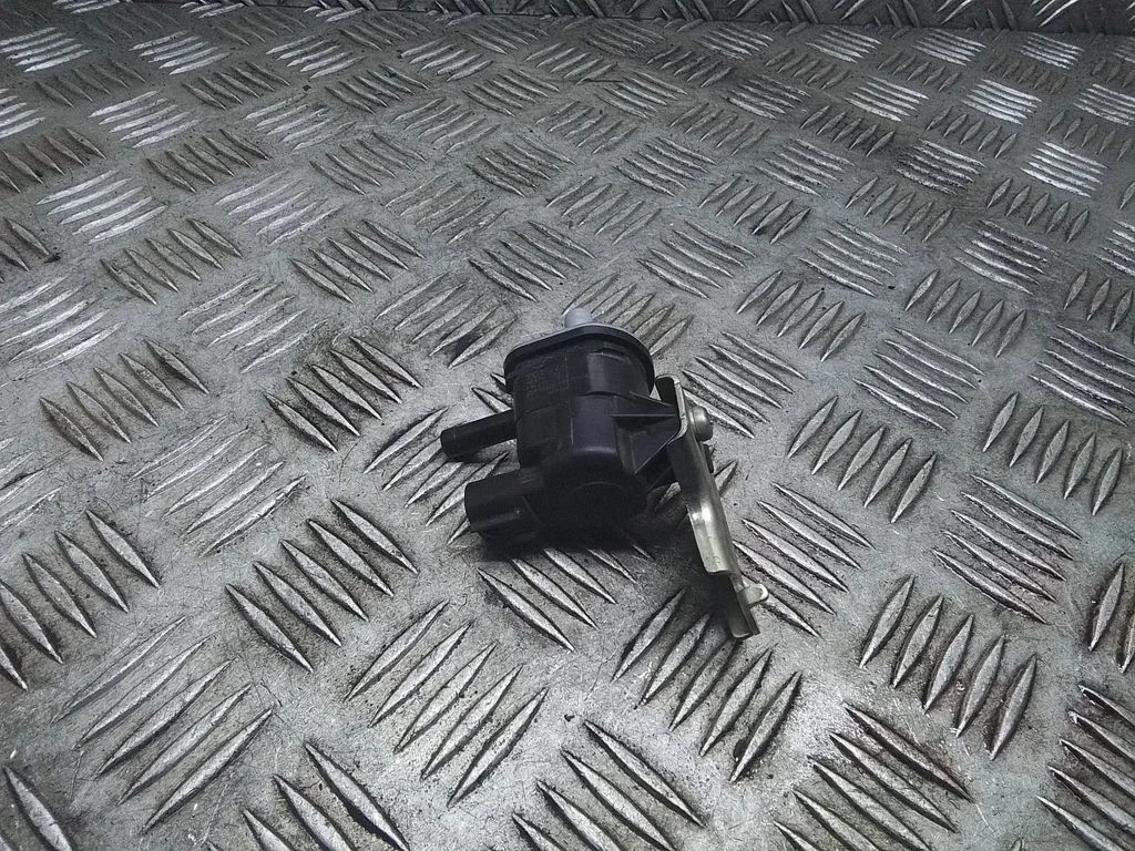 Vacuum valve – Toyota Prius+ (ZVW40) (2011-2018)