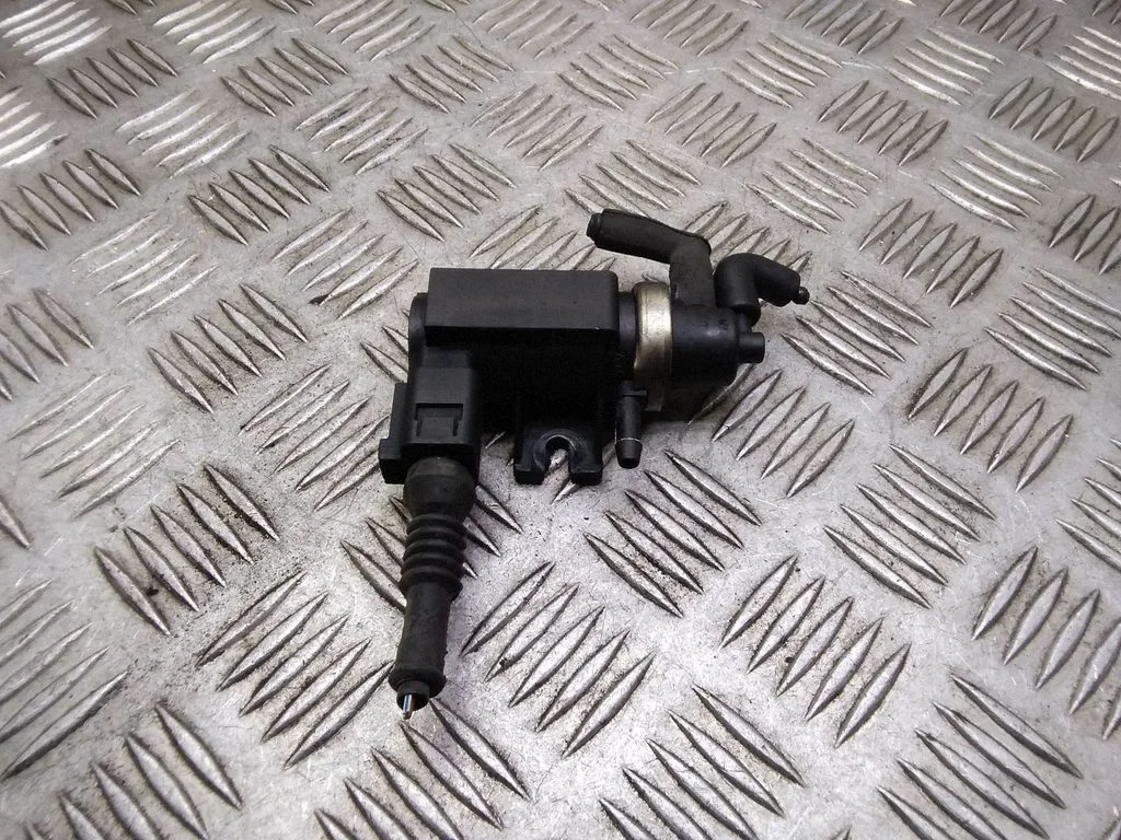 Vacuum valve – Volkswagen Passat B5.5 (2001-2005)