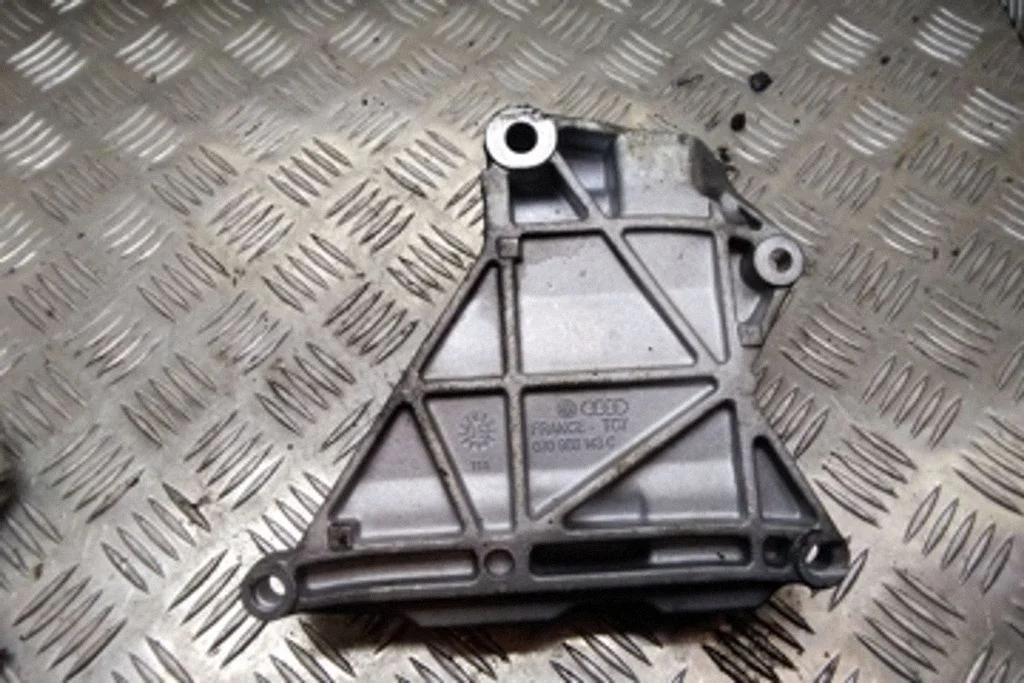 Wspornik alternatora – Volkswagen Touareg I (2002-2010)