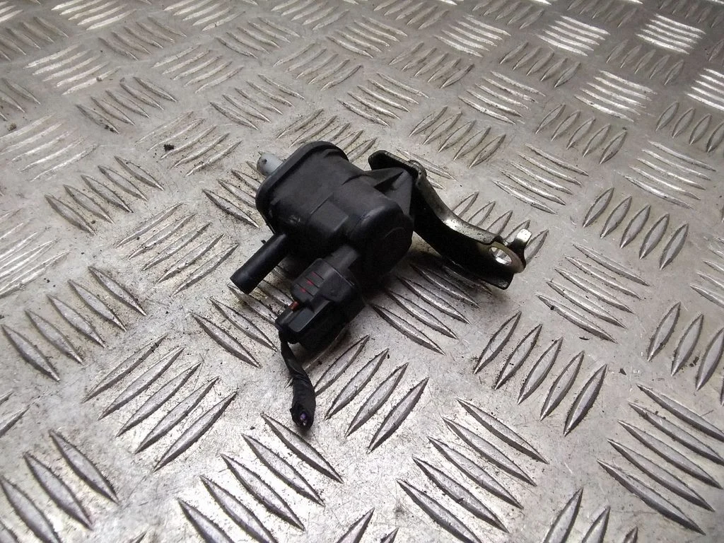 Vacuum valve – Toyota Prius (XW30) (2009-2015)
