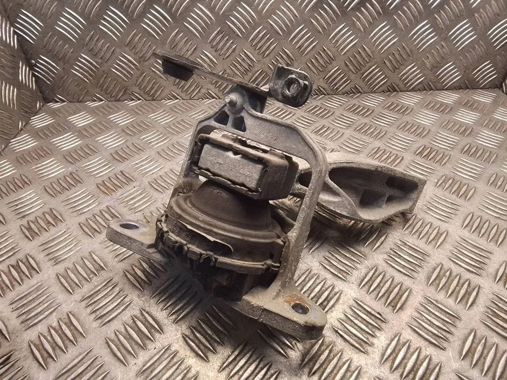 Engine mount bracket – Opel Vivaro (2014-2018)