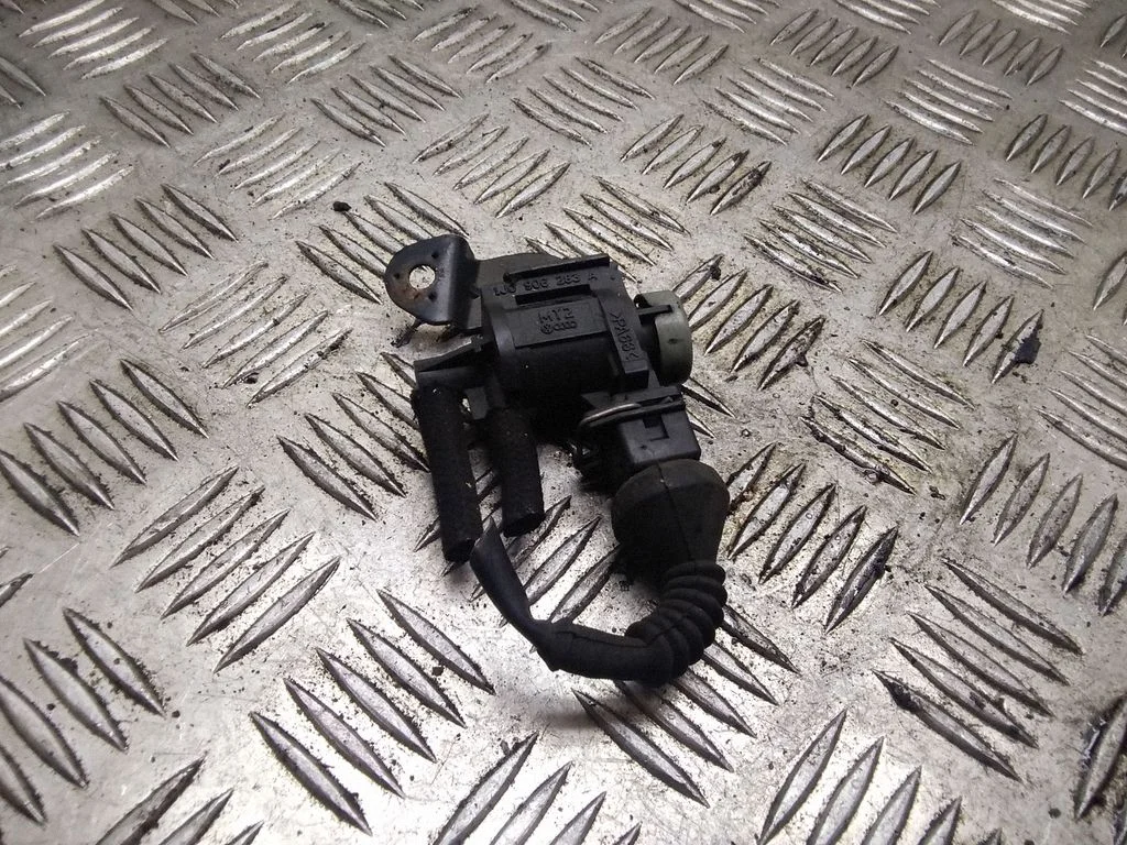 Vacuum valve – Volkswagen Passat B5.5 (2001-2005)