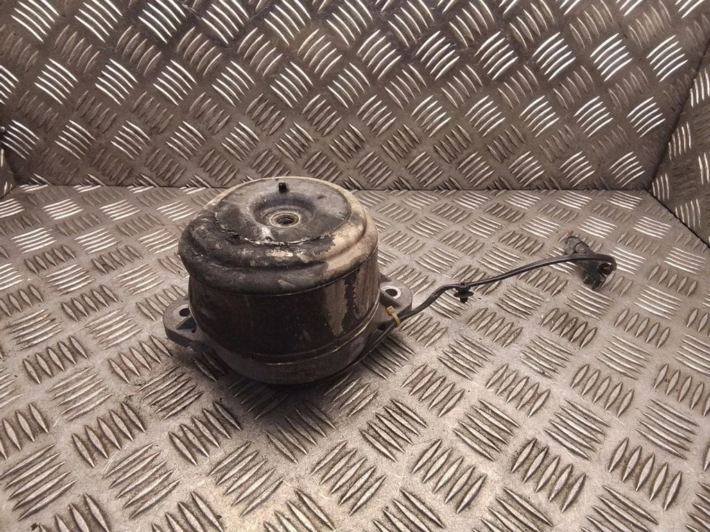 Dzinēja spilvens – Mercedes-Benz E klase W212 (2009-2016)