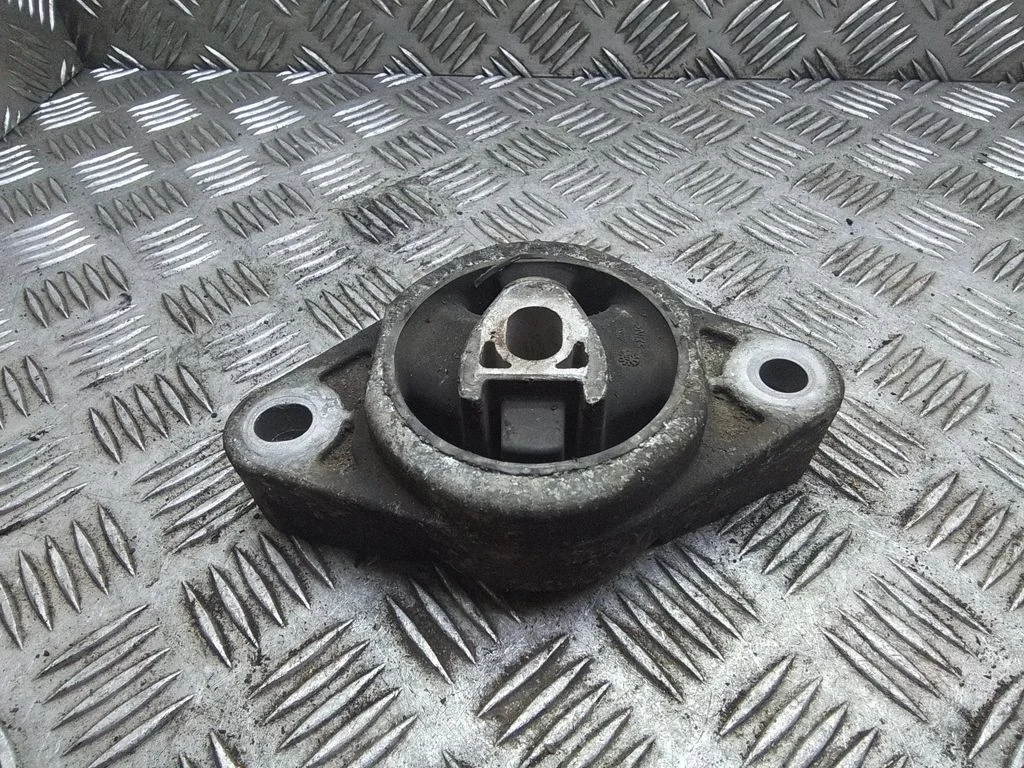 Engine mount bracket – Renault Laguna III (2007-2015)