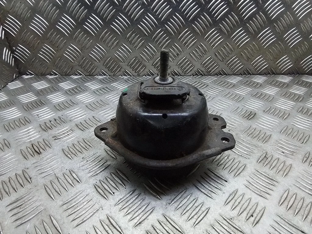 Engine mount bracket – Renault Laguna II (2001-2007)