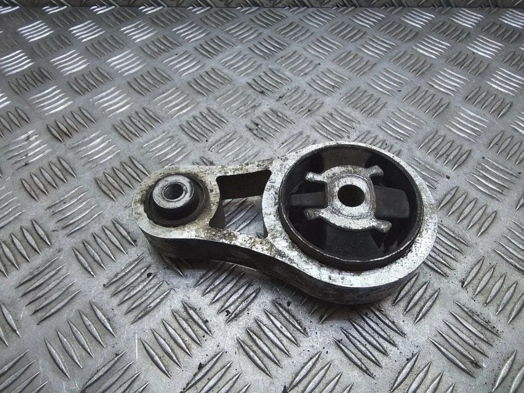 Engine mount bracket – Opel Vivaro (2001-2014)