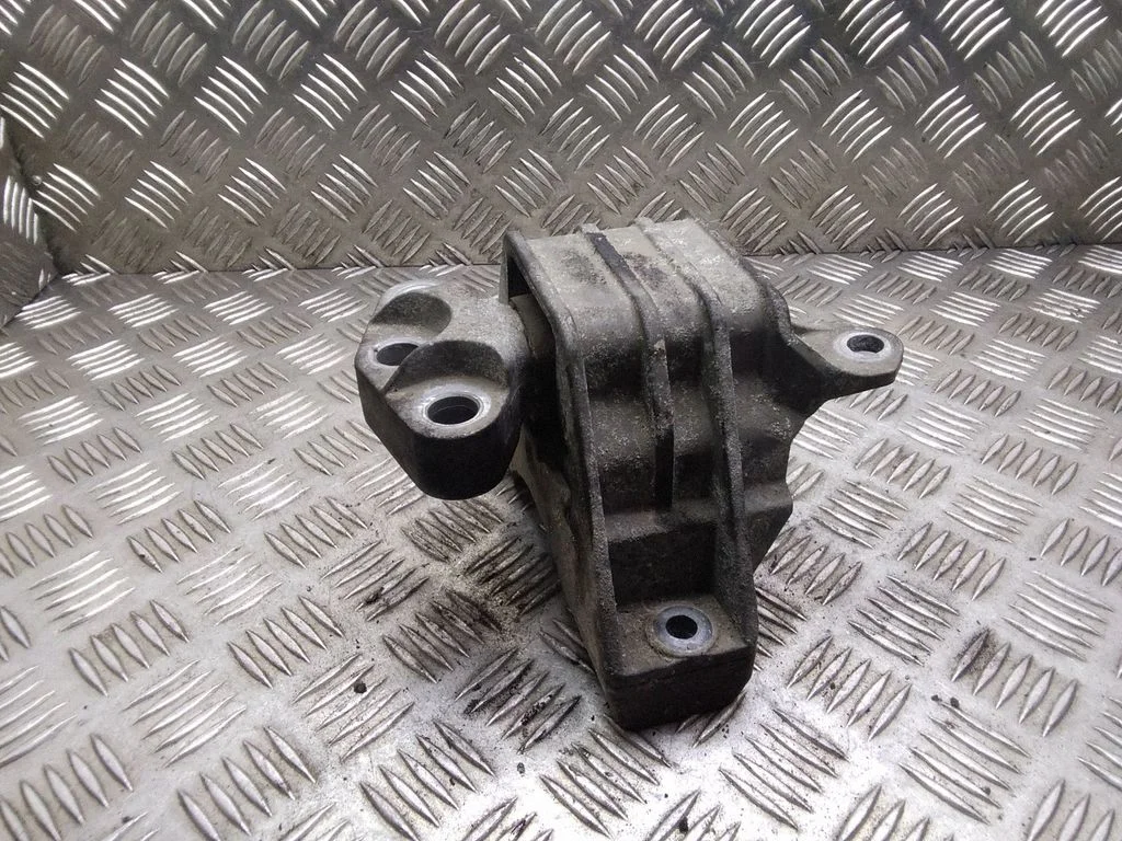 Engine mount bracket – Opel Vectra C (2005-2009)