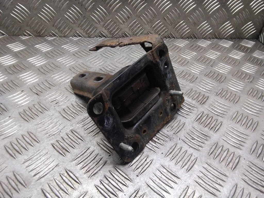 Engine mount bracket – Peugeot 207 CC (2007-2014)