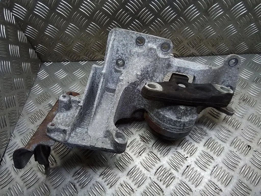 Dzinēja spilvens – Nissan X-Trail T31 (2007-2014)