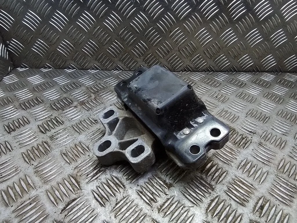 Dzinēja spilvens – Volkswagen Touran I (2003-2010)