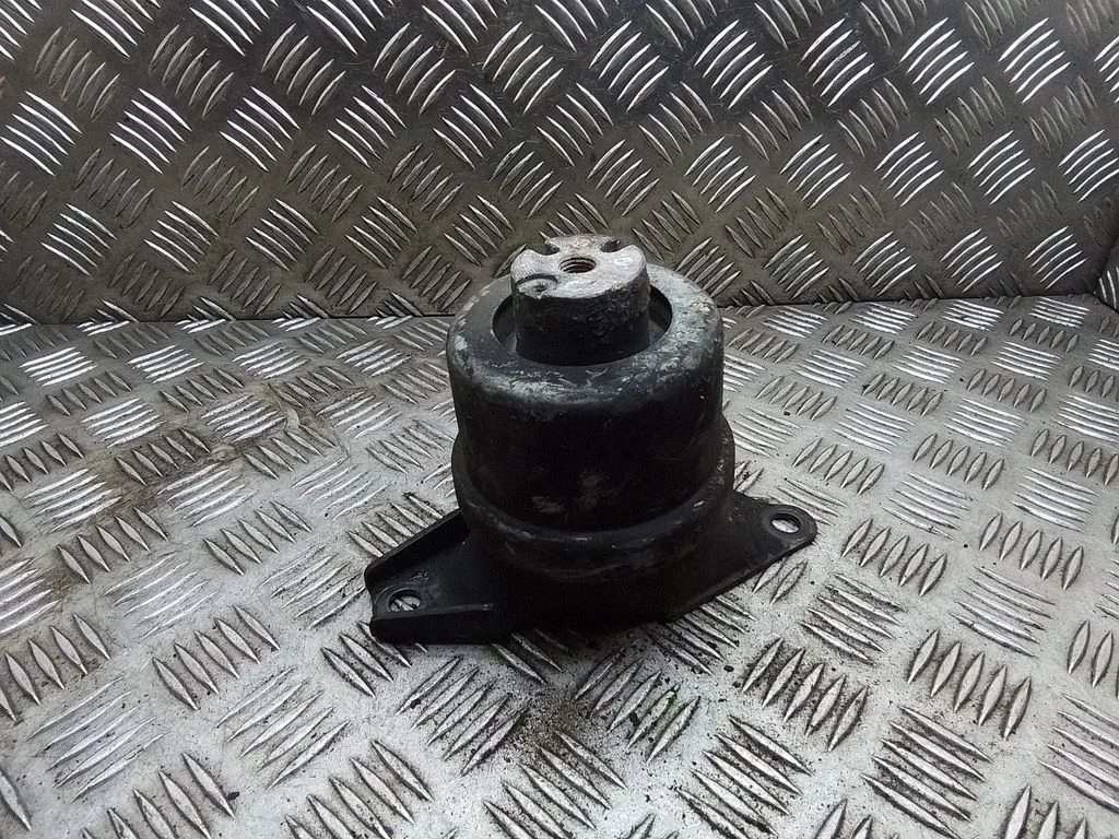 Engine mount bracket – Volkswagen Transporter - Caravelle T5 (2003-2015)