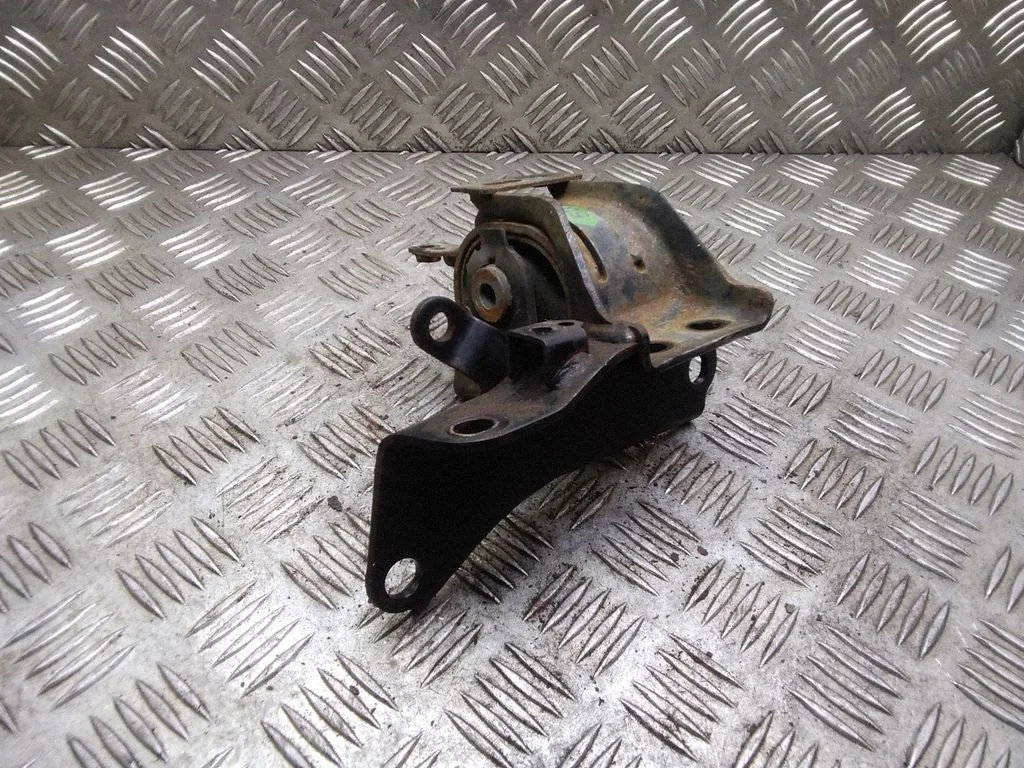 Engine mount bracket – Toyota Corolla Verso AR10 (2004-2009)