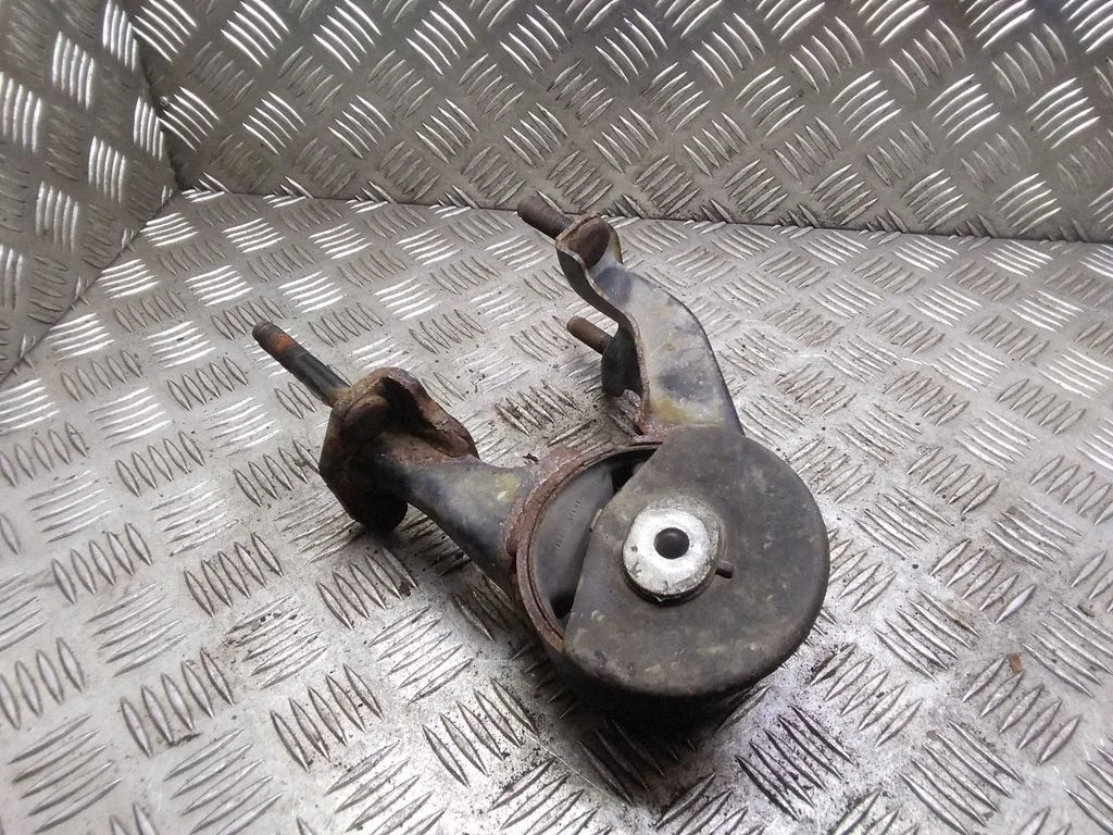Engine mount bracket – Toyota Corolla Verso AR10 (2004-2009)