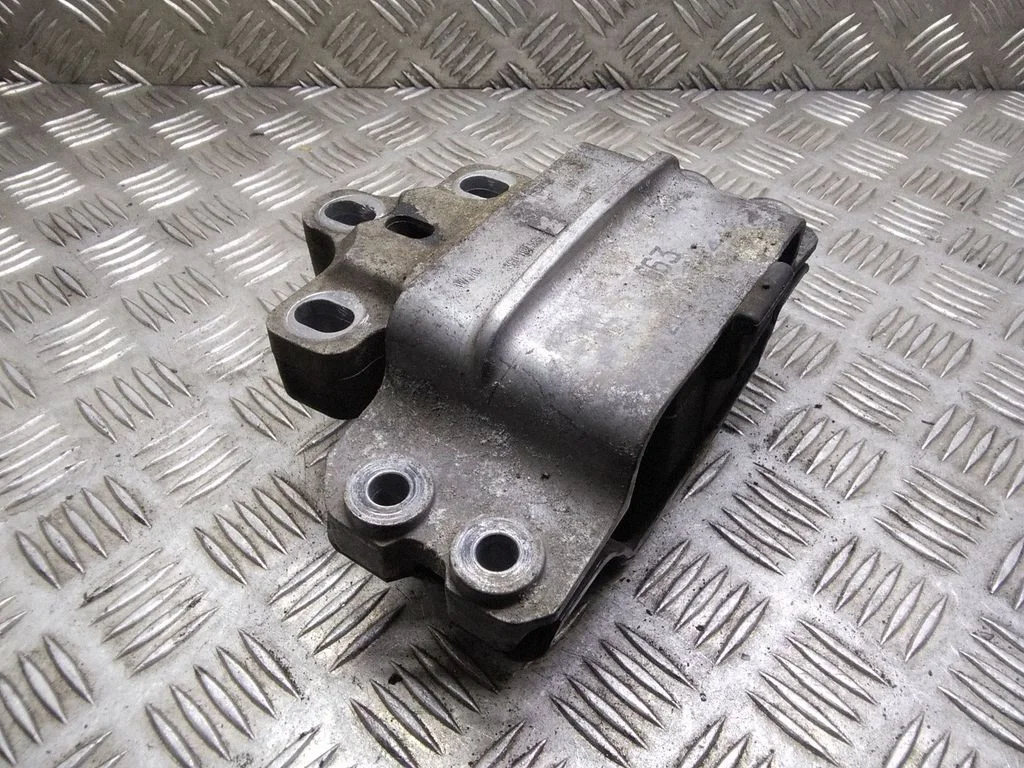 Dzinēja spilvens – Volkswagen Passat B5.5 (2001-2005)