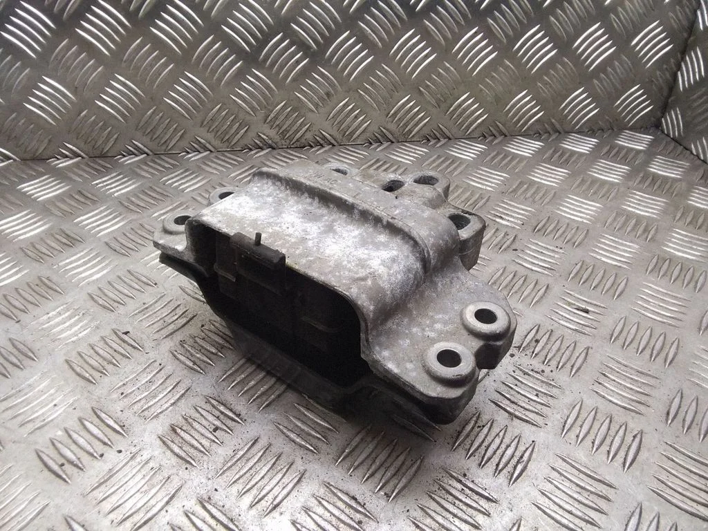 Engine mount bracket – Audi A3 S3 8P (2003-2012)
