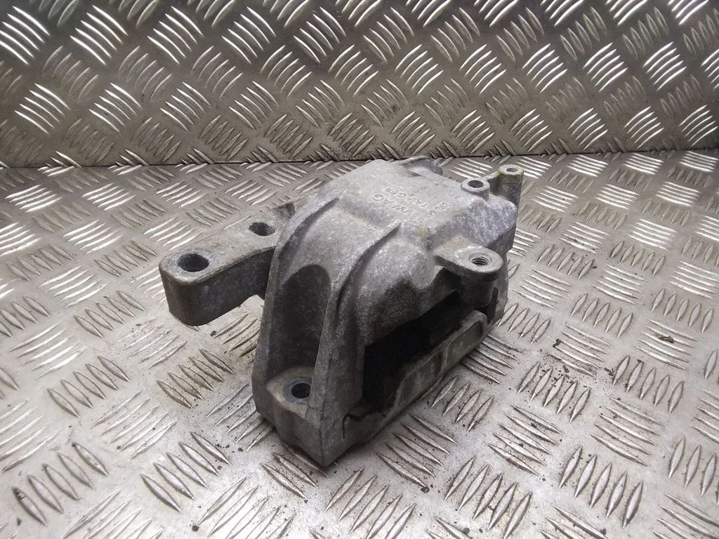 Engine mount bracket – Audi A3 S3 8P (2003-2012)