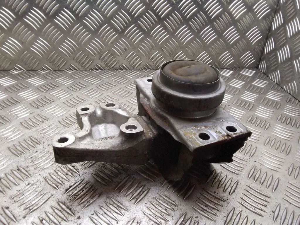 Engine mount bracket – Citroen C4 I (2004-2010)