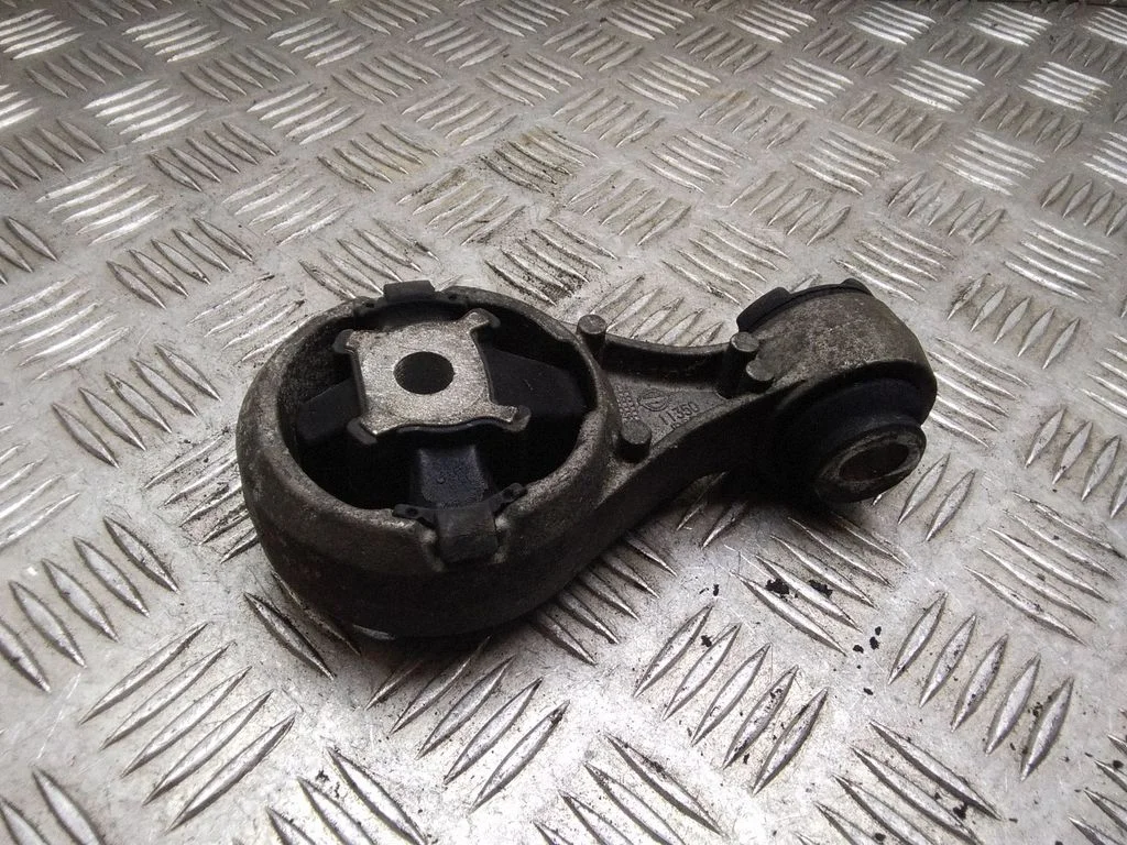 Engine mount bracket – Nissan Qashqai (2006-2010)