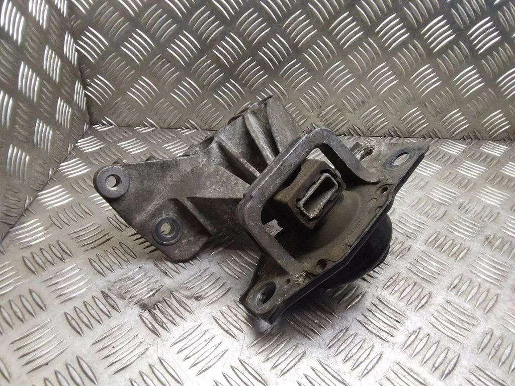 Engine mount bracket – Nissan Qashqai (2006-2010)