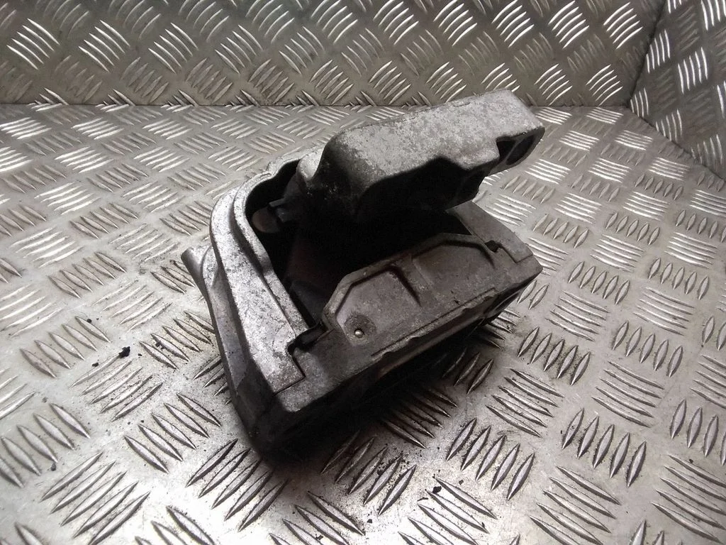 Dzinēja spilvens – Volkswagen Touran I (2003-2010)