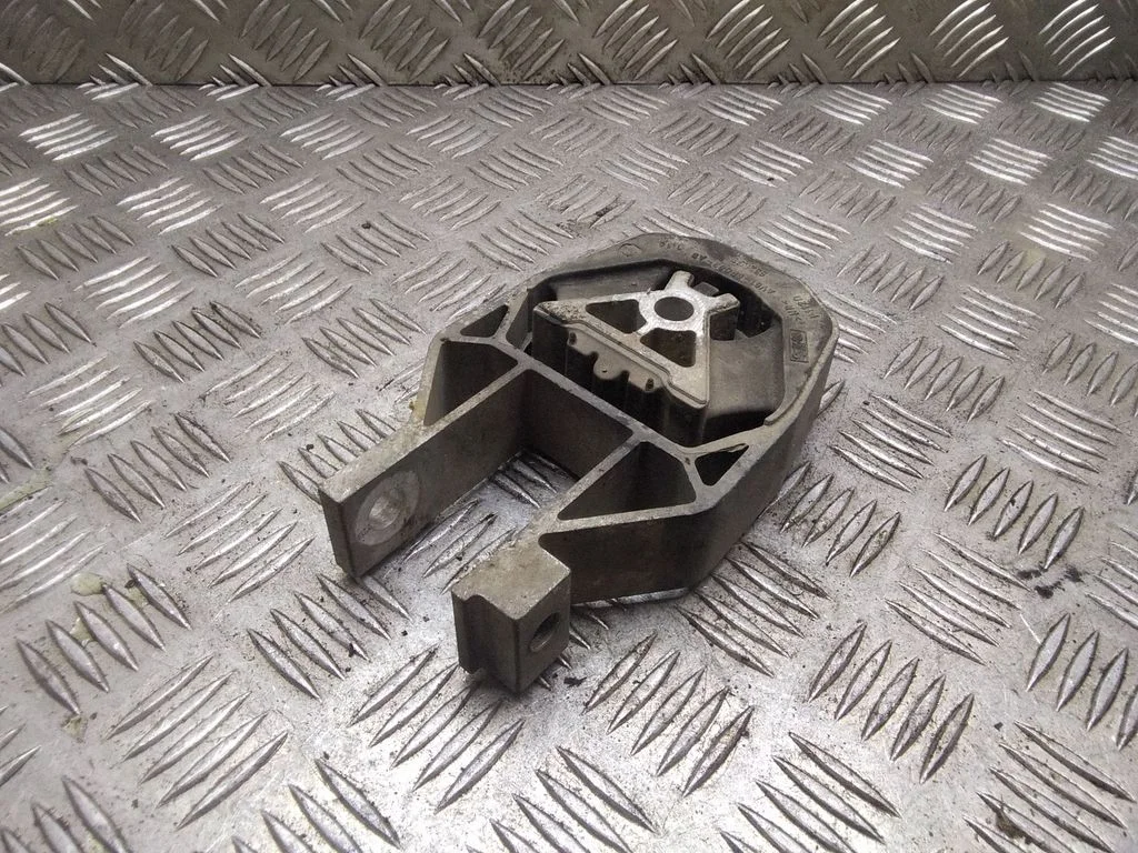 Engine mount bracket AV616P082AB