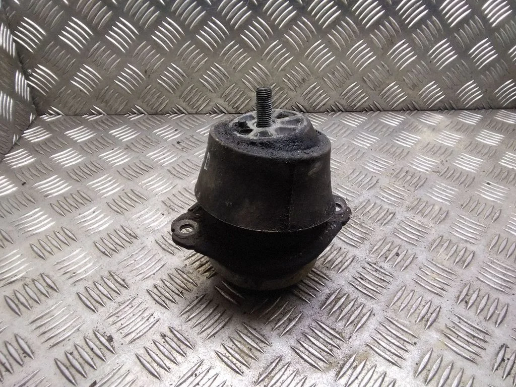 Dzinēja spilvens – Volkswagen Touareg I (2002-2010)