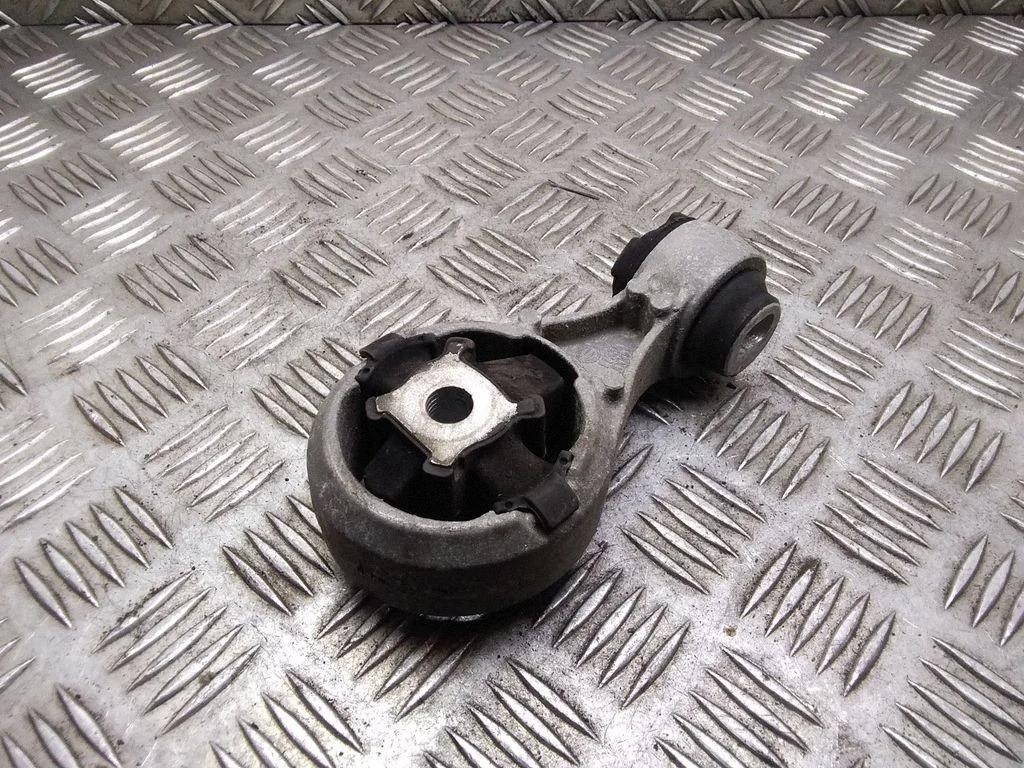 Engine mount bracket – Nissan Qashqai (2010-2014)