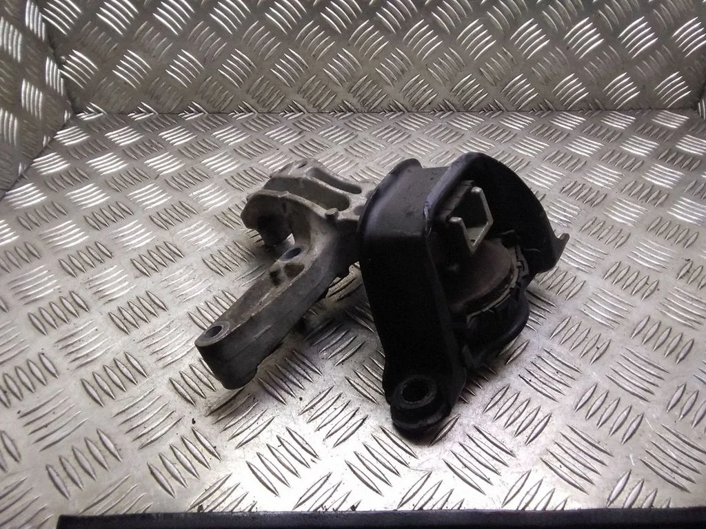 Engine mount bracket – Nissan Qashqai (2010-2014)