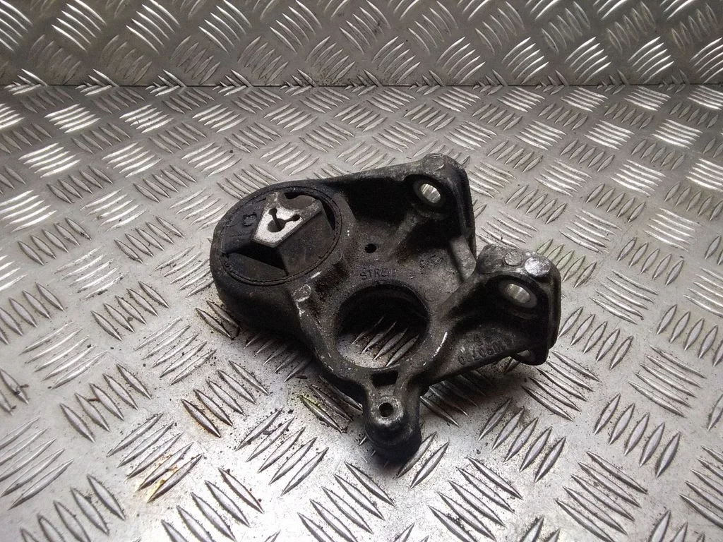 Engine mount bracket – Citroen C4 I (2004-2010)