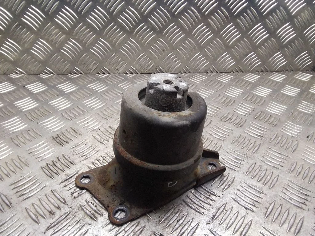 Engine mount bracket – Volkswagen Transporter - Caravelle T5 (2003-2015)
