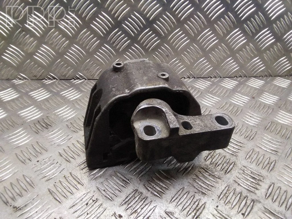 Engine mount bracket – Audi A3 S3 8L (1996-2003)